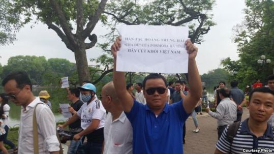 Tác giả (Lê Anh Hùng) trong cuộc biểu tình tại Hà Nội sáng 1/5. Courtesy Photo