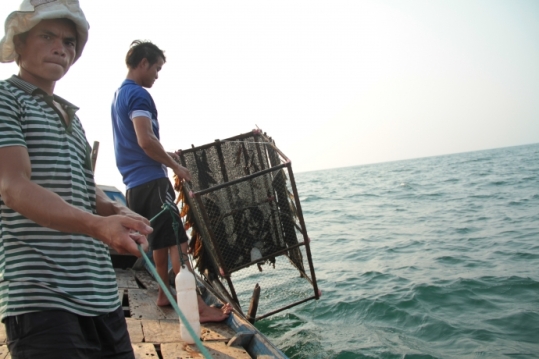Ngư dân xã Vĩnh Thái, Vĩnh Linh, Quảng Trị không đánh bắt được một con cá nào trong chiều 2/5. Ảnh: Tạ Vĩnh Yên
