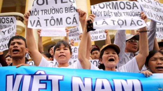 Người dân ở Việt Nam xuống đường biểu tình tại Hà Nội, tố cáo công ty Formosa hủy hoại môi trường, gây ra vụ cá chết hàng loạt tại các tỉnh miền Trung Việt Nam, ngày 1/5/2016. Ảnh: EPA