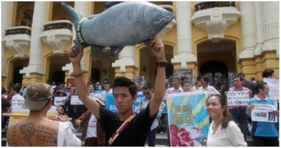 Người dân Hà Nội biểu tình ngày 01/52016 kêu gọi bảo vệ biển sau vụ cá chết hàng loạt tại vùng biển miền Trung Việt Nam. REUTERS/Kham