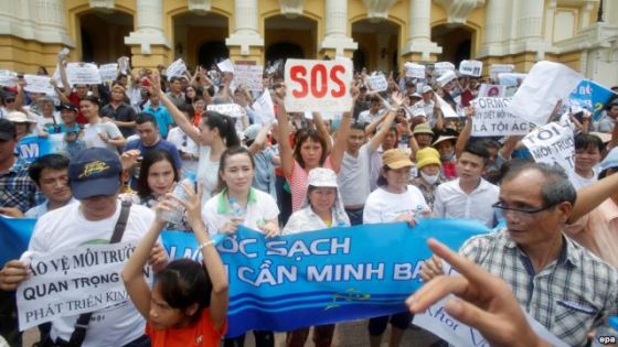 Người dân Hà Nội xuống đường biểu tình vụ cá chết, ngày 1/5/2016. Nguồn: EPA