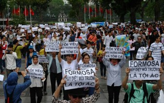 Người dân Hà Nội biểu tình chống tập đoàn Đài Loan Formosa ở trung tâm thành phố Hà Nội vào ngày 01 tháng 5 năm 2016. Ảnh: AFP