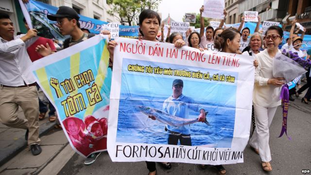 Biểu tình vụ cá chết hàng loạt ở Hà Nội ngày 1/5/2016. Ảnh: EPA