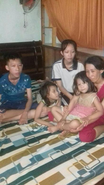 Trần Thị Thanh Loan và bốn người con. Trần Thị Thanh Loan bị kết án ba năm tù. Bà đã nộp đơn kháng cáo. Chồng bà, ông Hồ Trung Lợi, đang thi hành bản án hai năm tù. Ảnh: HRW/ Internet