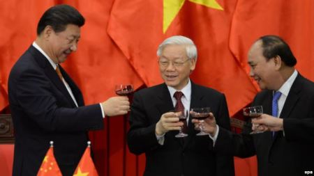 Từ trái: Chủ tịch Trung Quốc Tập Cận Bình, Tổng Bí thư Đảng Cộng sản Nguyễn Phú Trọng, và Thủ tướng Việt Nam Nguyễn Xuân Phúc. Ảnh: EPA