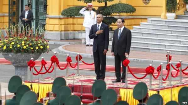 Tổng thống Barack Obama (trái) và Chủ tịch nước Trần Đại Quang (phải) duyệt đội danh dự tại Phủ Chủ tịch, Hà Nội, Việt Nam, ngày 23 tháng 5 năm 2016. Ảnh: EPA
