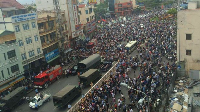 Người dân Sài Gòn đổ ra đường đón TT Obama tối 24/5/2016. Nguồn: Thao Joy/ BBC