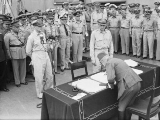 Tướng MacArthur tiếp nhận quân Nhật đầu hàng. Ảnh: Internet.