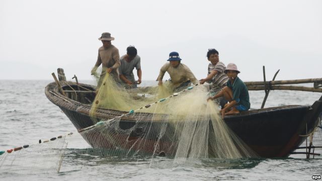 Ngư dân Việt Nam đánh cá ngoài khơi Biển Đông. Ngư dân Việt Nam đánh cá ngoài khơi Biển Đông. Ảnh: EPA
