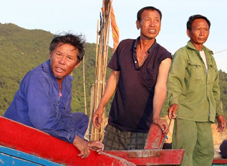 Ngư dân Lệ (mặc áo màu xanh) Những ngư dân không tên đã cứu phi công Nguyễn Hữu Cường. Ảnh: 