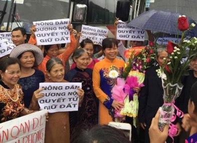 Bà con Dương Nội mừng bà Cấn Thị Thêu ra tù hôm 25/4/2015. Ảnh: TNCG