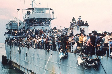 Hơn 7000 người chạy tị nạn từ Cam Ranh đến Vũng Tàu trên chiếc tàu HQ 504 hồi tháng 4/1975. Nguồn: Flickr/ Mạnh Hải