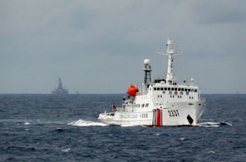 Một tàu tuần duyên Trung Quốc gần giàn khoan Hải Dương Thạch Du 981 mà Bắc Kinh cho kéo đến vùng biển Hoàng Sa của Việt Nam ngày 13/06/2014.