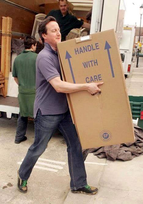 Hình ảnh cựu Thủ tướng Anh tự mình khiêng đồ khiến cộng đồng mạng vô cùng yêu thích. (Ảnh: Twitter)