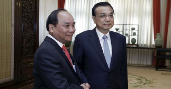 Thủ tướng Nguyễn Xuân Phúc và người đồng cấp Trung Quốc Lý Khắc Cường (phải)