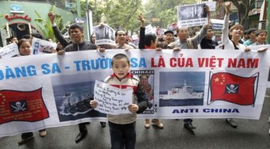 Người dân VN biểu tình chống Trung Quốc năm 2011, sau sự kiện TQ cắt cáp tàu Bình Minh 02. Ảnh: internet