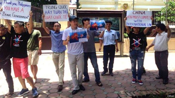 Một số người biểu tình phản đối Trung Quốc tụ tập trước tòa đại sứ Philipppines để 'cảm ơn' vụ kiện ở Tòa PCA. Ảnh: FB
