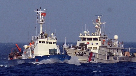 Tàu 46001 của Trung Quốc đâm thẳng vào tàu cảnh sát biển Việt Nam. Ảnh: internet ?n Th?ng (g?i v? t? di?m nóng Hoàng Sa)