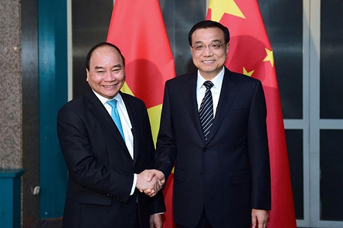 Thủ tướng Nguyễn Xuân Phúc gặp Thủ tướng Trung Quốc Lý Khắc Cường bên lề hội nghị ASEM ở Mông Cổ