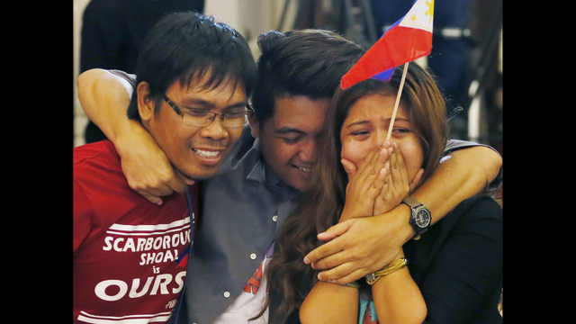 Người dân Philippines ăn mừng trước chiến thắng trong vụ kiện đường lưỡi bò. Ảnh: AP