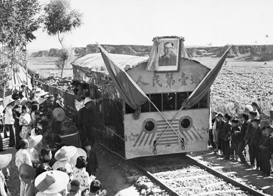 Máu trên đường ray: Bức ảnh Mao trên đoàn tàu chạy qua tỉnh Sơn Tây, ngày 5 tháng 5 năm 1958