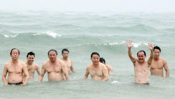 Bộ trưởng Trần Hồng Hà cùng các lãnh đạo diễn màn tắm biển lần 2. Ảnh: báo VNN
