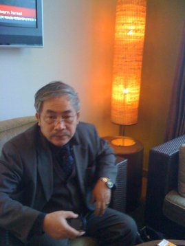 Ông Thái Bá Tân chụp tại khách sạn Sofitel, Hollywood, Mỹ, năm 2007. Nguồn: FB TBT