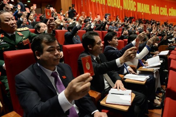 Các đại biểu giơ thẻ đảng tại lễ bế mạc Đại hội toàn quốc lần thứ 12 của Đảng Cộng sản Việt Nam ở Hà Nội vào ngày 28 tháng 1 năm 2016. Ảnh: AFP