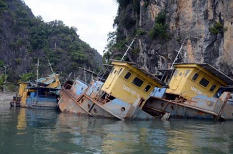 Những con "tàu ma" của Vinashin đang chìm dần ngoài Vịnh Hạ Long. Nguồn: internet