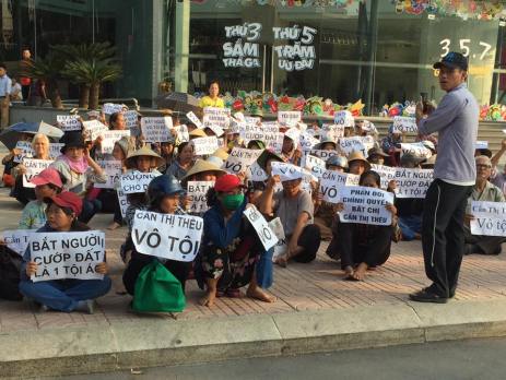 Những người dân kêu oan cho chị Cấn Thị Thêu bên ngoài phiên tòa. Nguồn: Facebook