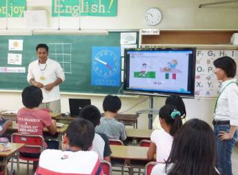 Giáo viên Philippines trong một tiết dạy tiếng Anh tại một trường Nhật. Ảnh: Japan Times.