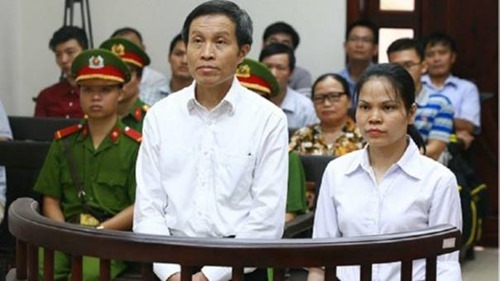 Nguyễn Hữu Vinh và Nguyễn Thị Minh Thúy tại phiên phúc thẩm. Nguồn: AP