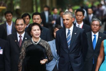 CTQH Nguyễn Thị Kim Ngân đưa TT Obama đi thăm "ao cá bác Hồ" trong chuyến thăm VN của ông Obama hồi tháng 5 vừa qua. Ảnh: internet