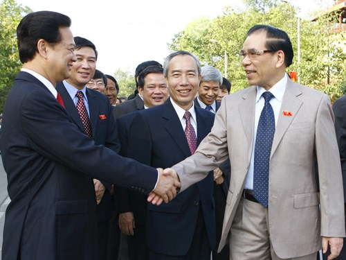 Nguyễn Tấn Dũng (bì trái) bắt tay Nông Đức Mạnh (bìa phải). Ảnh: Hồng Vĩnh/ báo TP.