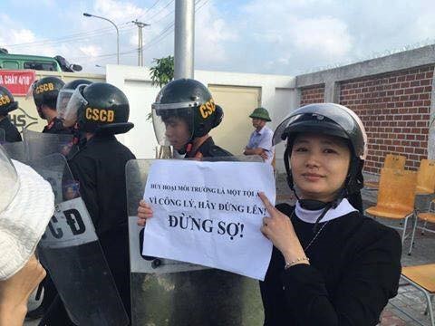 Ảnh chụp nữ tu xuống đường biểu tình phản đối Formosa hôm 2-10-2016. Nguồn: Facebook.