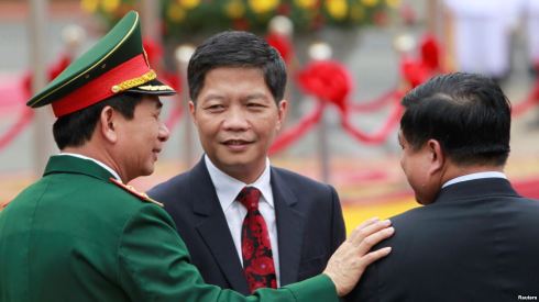 Bộ trưởng Bộ Công Thương Trần Tuấn Anh (giữa) tại lễ đón Thủ tướng Lào tại Phủ Chủ tịch ở Hà Nội, ngày 15/5/2016. Ảnh: Reuters.