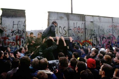 Bức tường Berlin sụp đổ năm 1989. Ảnh: internet