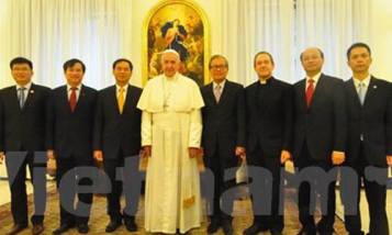  Thứ trưởng Bùi Thanh Sơn, thứ ba từ trái sang, tiếp kiến Giáo hoàng Francis (giữa). Nguồn: internet