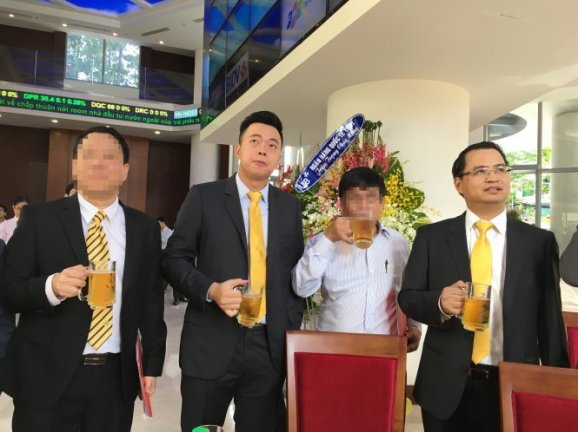 Võ Thanh Hà (phải) cánh tay phải của Vũ Huy Hoàng, chủ tịch Hội Đồng Quản Trị Sabeco và Vũ Quang Hải (giữa), con trai Vũ Huy Hoàng, phó tổng giám đốc Sabeco. Hình: Tuổi Trẻ