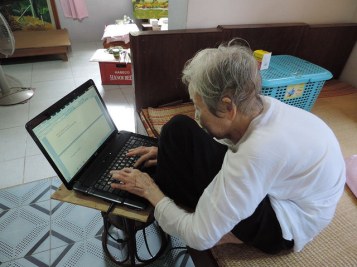 Cụ bà lớn tuổi cũng đã biết cách lướt web, không cần loa phường. Nguồn: internet
