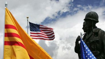 Cộng đồng Việt tại California và lá cờ vàng ba sọc đỏ của VNCH. Ảnh: Getty Images