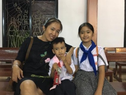 Blogger Mẹ Nấm cùng hai con. Ảnh: internet