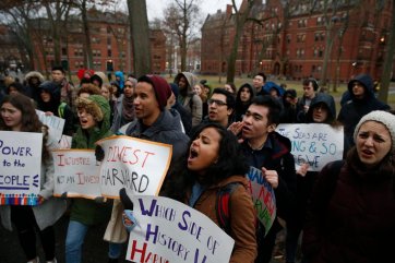 Sinh viên trường ĐH Harvard xuống đường biểu tình chống Trump. Nguồn: Jessica Rinaldi — The Boston Globe/Getty Images