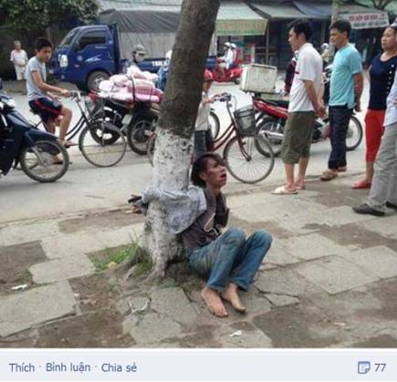 Image result for Người phụ nữ bị trói ở gốc cây và đám đông vô cảm.Ảnh: FB
